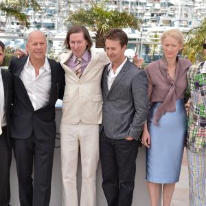 Bruce Willis, Edward Norton, Jason Schwartzman, Wes Anderson and Tilda Swinton at event of Menesienos karalyste (2012)