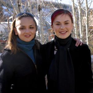 Rachael Leigh Cook and Anna Paquin at event of Buffalo Soldiers (2001)