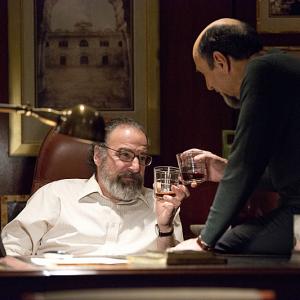 Still of F. Murray Abraham and Mandy Patinkin in Tevyne: Gerontion (2013)