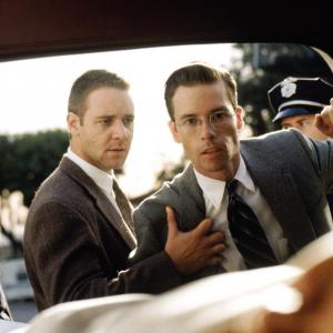 Still of Russell Crowe and Guy Pearce in Los Andzelas slaptai (1997)