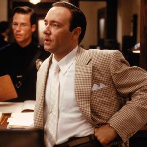 Still of Kevin Spacey and Guy Pearce in Los Andzelas slaptai (1997)