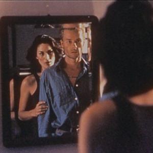 Guy Pearce and Carrie-Anne Moss in Memento (2000)