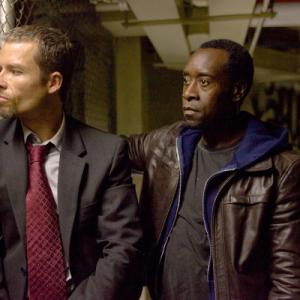 Still of Don Cheadle and Guy Pearce in Isdavikas 2008