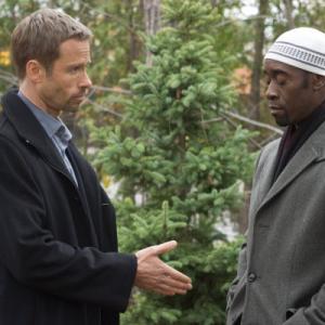 Still of Don Cheadle and Guy Pearce in Isdavikas 2008