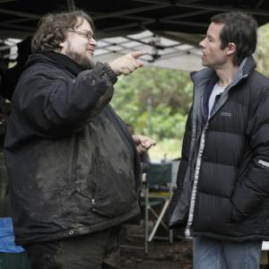 Still of Guy Pearce and Guillermo del Toro in Nebijok tamsos (2010)