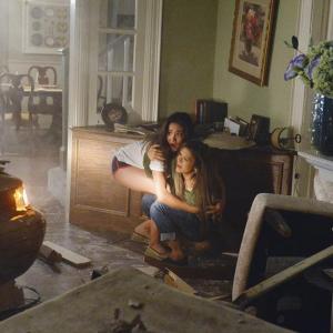 Still of Nia Peeples and Shay Mitchell in Jaunosios melages (2010)