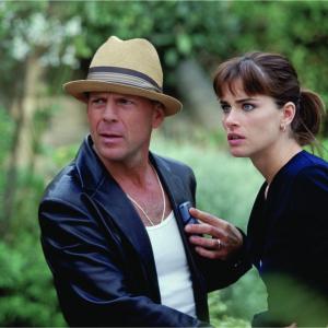 Still of Bruce Willis and Amanda Peet in The Whole Ten Yards 2004