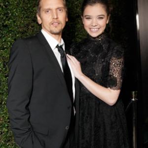 Barry Pepper and Hailee Steinfeld at event of Tikras isbandymas 2010