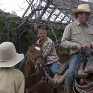 Still of Tommy Lee Jones and Barry Pepper in The Three Burials of Melquiades Estrada (2005)