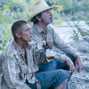 Still of Tommy Lee Jones and Barry Pepper in The Three Burials of Melquiades Estrada 2005