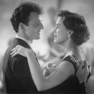 Still of Elizabeth Perkins and Aidan Quinn in Avalon (1990)