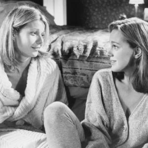 Still of Gwyneth Paltrow and Elizabeth Perkins in Moonlight and Valentino (1995)