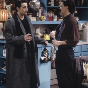 Still of Matt LeBlanc and Matthew Perry in Draugai 1994