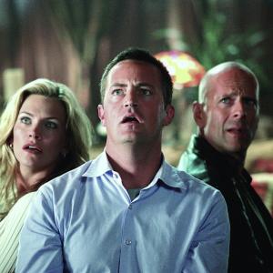Still of Bruce Willis, Natasha Henstridge and Matthew Perry in The Whole Ten Yards (2004)
