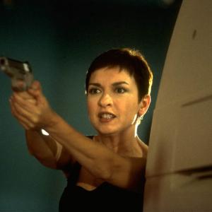 Elizabeth Peña as Detective Johnson
