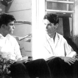 Still of Billy Crudup and Joaquin Phoenix in Inventing the Abbotts (1997)
