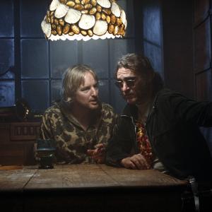 Still of Joaquin Phoenix and Owen Wilson in Zmogiska silpnybe 2014