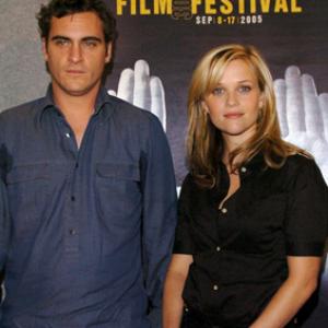 Reese Witherspoon and Joaquin Phoenix at event of Ties jausmu riba 2005