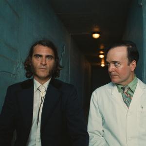Still of Joaquin Phoenix and Jefferson Mays in Zmogiska silpnybe (2014)