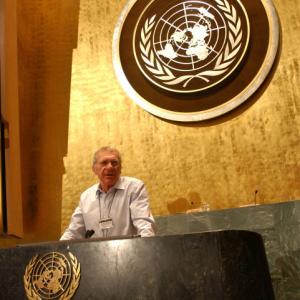 Director/Executive Producer SYDNEY POLLACK at the podium of the General Assembly during filming of The Interpreter, a suspenseful thriller of international intrigue set inside the political corridors of the United Nations and on the streets of New York.