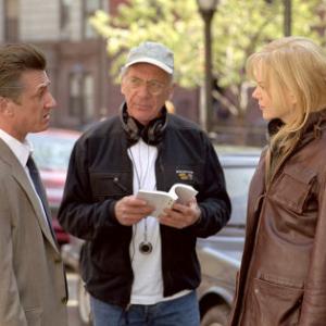 (L to r) SEAN PENN (as federal agent Tobin Keller), NICOLE KIDMAN(as U.N. interpreter Silvia Broome) and Director/Executive Producer SYDNEY POLLACK on the set of The Interpreter, a suspenseful thriller of international intrigue set inside the political corridors of the United Nations and on the streets of New York.