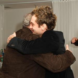 Jude Law and Sydney Pollack at event of Saltasis kalnas (2003)