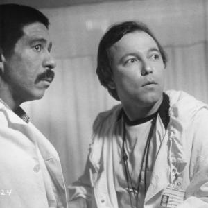 Still of Richard Pryor and Rubén Blades in Critical Condition (1987)