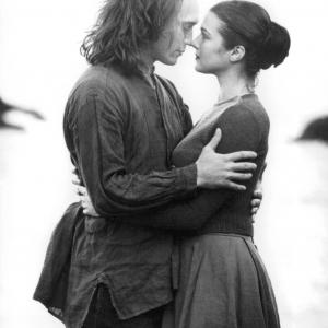Still of Vincent Perez and Rachel Weisz in Swept from the Sea (1997)