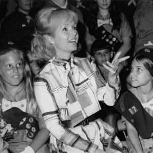 Debbie Reynolds with Girl Scouts 81770
