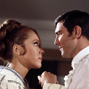 Still of Diana Rigg and George Lazenby in Jos Didenybes Tarnyboje (1969)