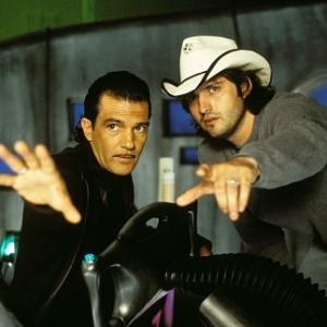 Antonio Banderas and Robert Rodriguez in Snipu vaikuciai II: prarastu svajoniu sala (2002)