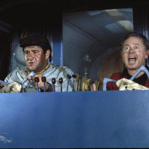 Still of Mickey Rooney and Buddy Hackett in It's a Mad, Mad, Mad, Mad World (1963)