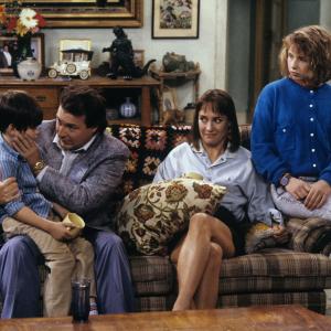 Still of Roseanne Barr, Michael Fishman, Alicia Goranson and Laurie Metcalf in Roseanne (1988)