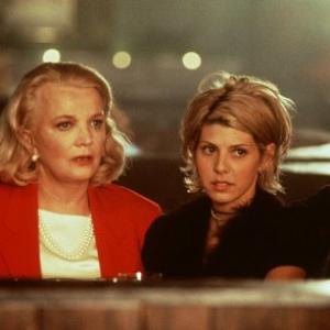 Still of Marisa Tomei and Gena Rowlands in Unhook the Stars (1996)