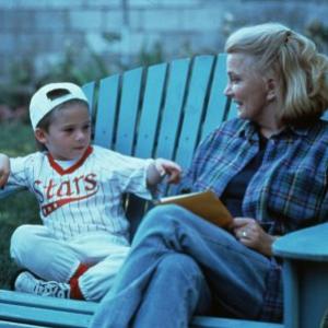 Still of Gena Rowlands and Jake Lloyd in Unhook the Stars (1996)