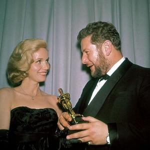 Academy Awards 33rd Annual Eva Marie Saint and Peter Ustinov