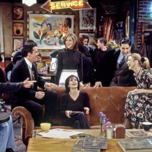 Still of Jennifer Aniston, Courteney Cox, Chris Isaak, Lisa Kudrow, Matt LeBlanc, Matthew Perry and David Schwimmer in Draugai (1994)