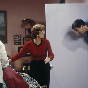 Still of David Schwimmer Elinor Donahue and Christina Pickles in Draugai 1994