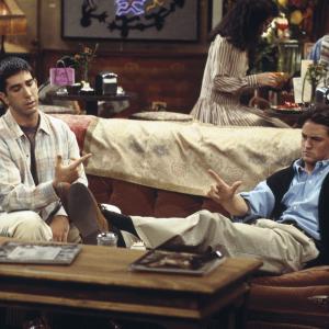 Still of Matthew Perry and David Schwimmer in Draugai 1994