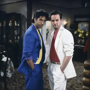 Still of Matthew Perry and David Schwimmer in Draugai 1994