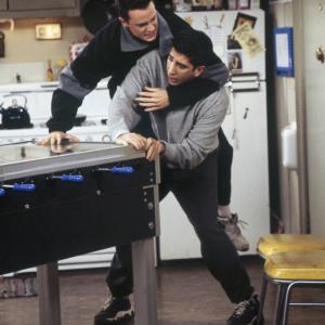Still of Matthew Perry and David Schwimmer in Draugai (1994)