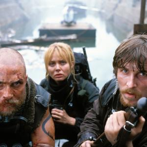 Still of Matthew McConaughey Christian Bale and Izabella Scorupco in Monstru ataka 2002