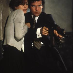 Still of Pierce Brosnan and Izabella Scorupco in Auksine Akis (1995)