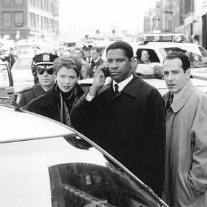 Still of Denzel Washington, Annette Bening and Tony Shalhoub in Apgultis (1998)
