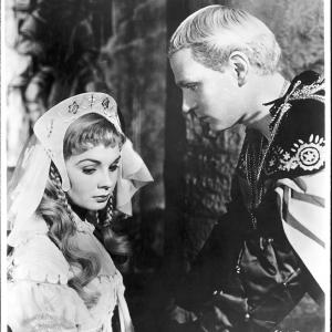 Still of Laurence Olivier and Jean Simmons in Hamlet 1948