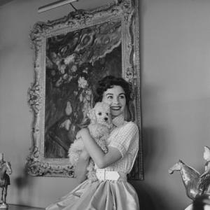 Jean Simmons at home with poodle 