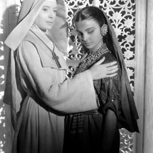 Still of Deborah Kerr and Jean Simmons in Black Narcissus 1947