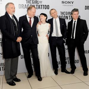David Fincher, Stellan Skarsgård, Steven Zaillian, Daniel Craig and Rooney Mara at event of Mergina su drakono tatuiruote (2011)