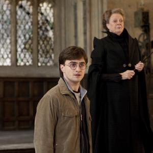 Still of Maggie Smith and Daniel Radcliffe in Haris Poteris ir mirties relikvijos. 2 dalis (2011)