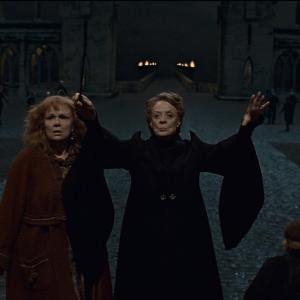 Still of Maggie Smith and Julie Walters in Haris Poteris ir mirties relikvijos. 2 dalis (2011)